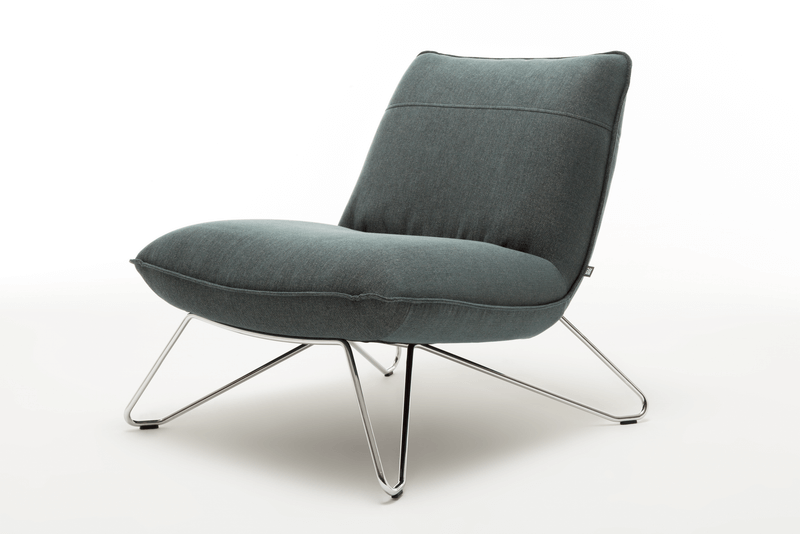 Grauer Lounge-Sessel mit Metallbeinen auf hellem Hintergrund