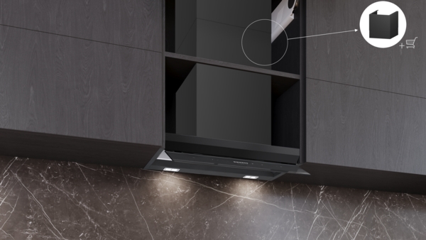 Eingebaute, schwarze Dunstabzugshaube mit einem eingeblendeten Symbol, das ein separates Zubehörteil und einen Einkaufswagen andeutet.