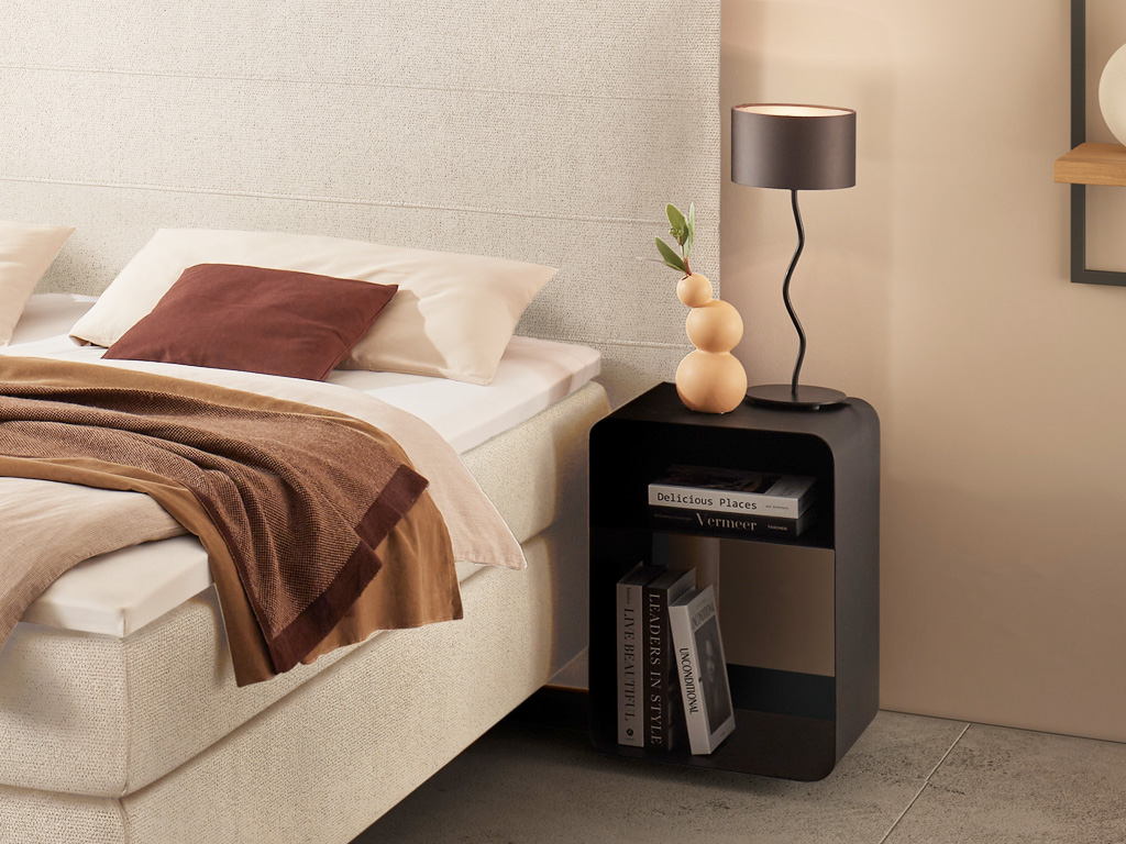 Schwarzer Designernachttische in Form eines Regals mit abgerundeten Kanten vor stilvoll dekoriert an einem Bett in einem modernen Zimmer Austin von Hasena
