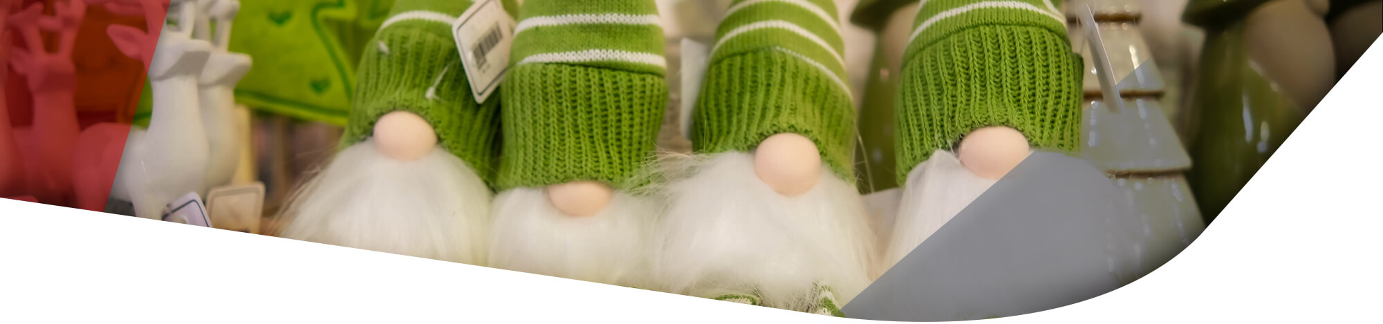 Weihnachtswichtel mit weißem Bart, großer Nase aus Holz und grün, weiß gestreifte Mützen