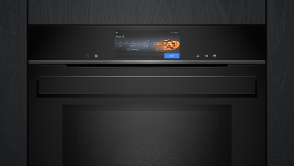 Schwarzer Backofen mit digitalem Bedienfeld und Anzeige einer Pizzastufe