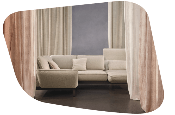 hell beige/weiße Couch mit dicker Polsterung und passenden Kissen