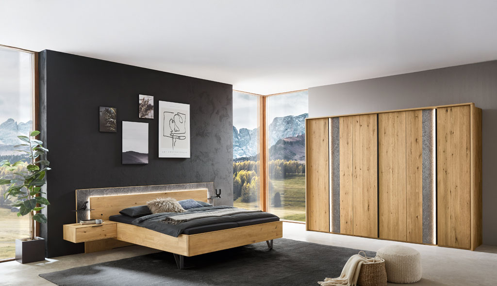 modernes braunes Schlafzimmer mit Bett und Kleiderschrank stilvoll dekoriert in einem hellen Raum