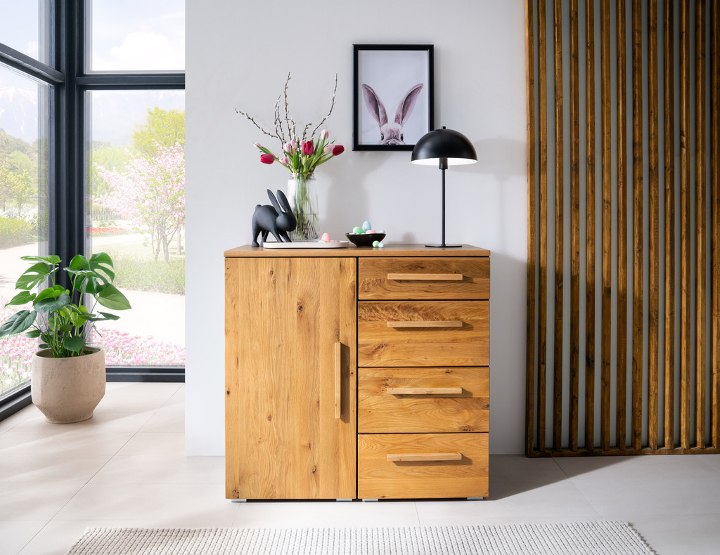braune kommode mit vier schubladen und einer Tür stilvoll dekoriert in einem modernen zimmer qunito von hasena