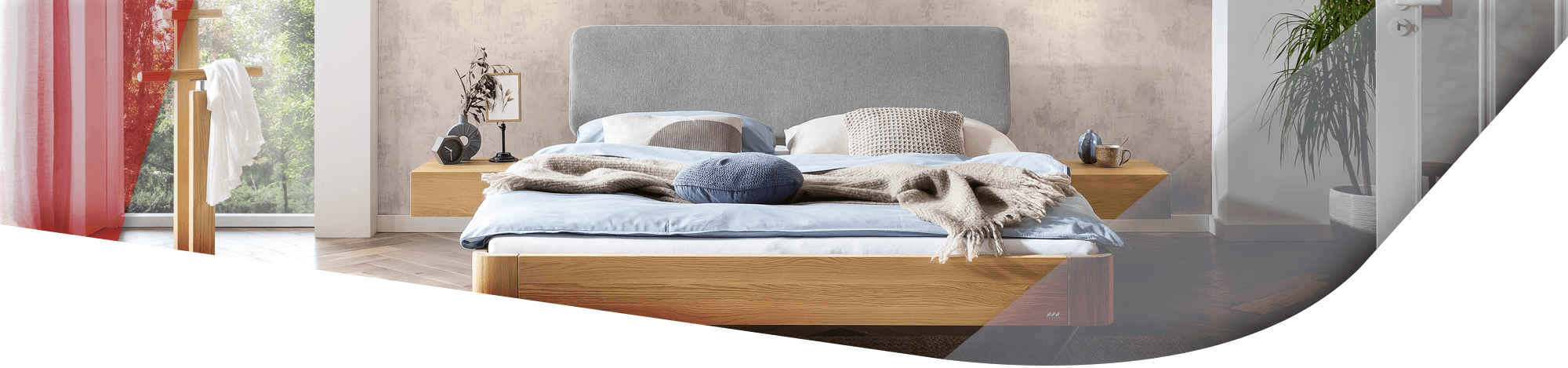 Hasena OakLine Bett mit einem Holzrahmen und einer grauen Polsterrückwand.