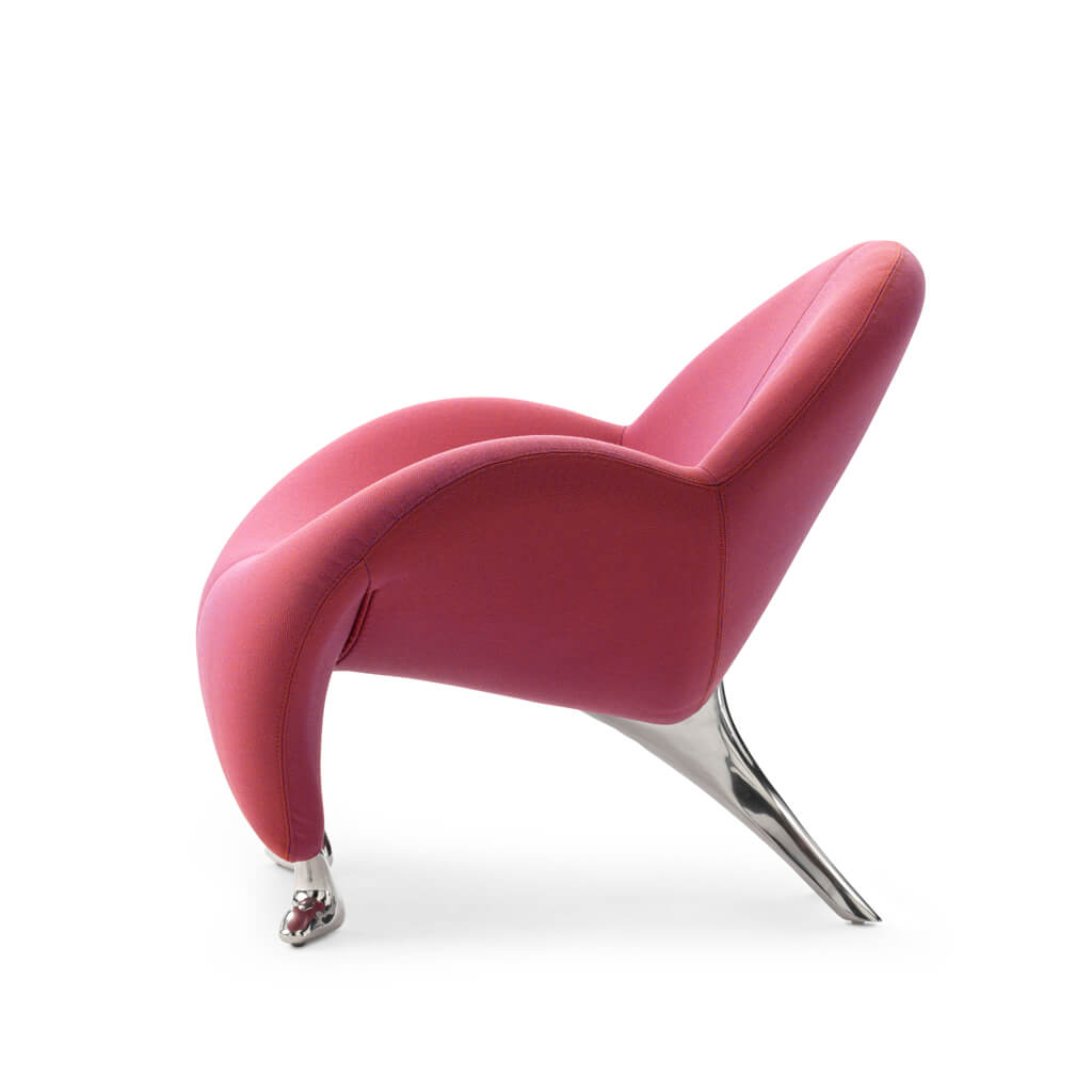 Seitenansicht eines modernen, roten Designerstuhls mit stilvollem Metallgestell