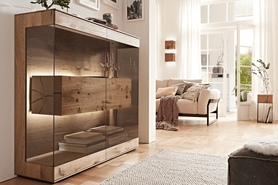 Vitrine mit Holz Akzent