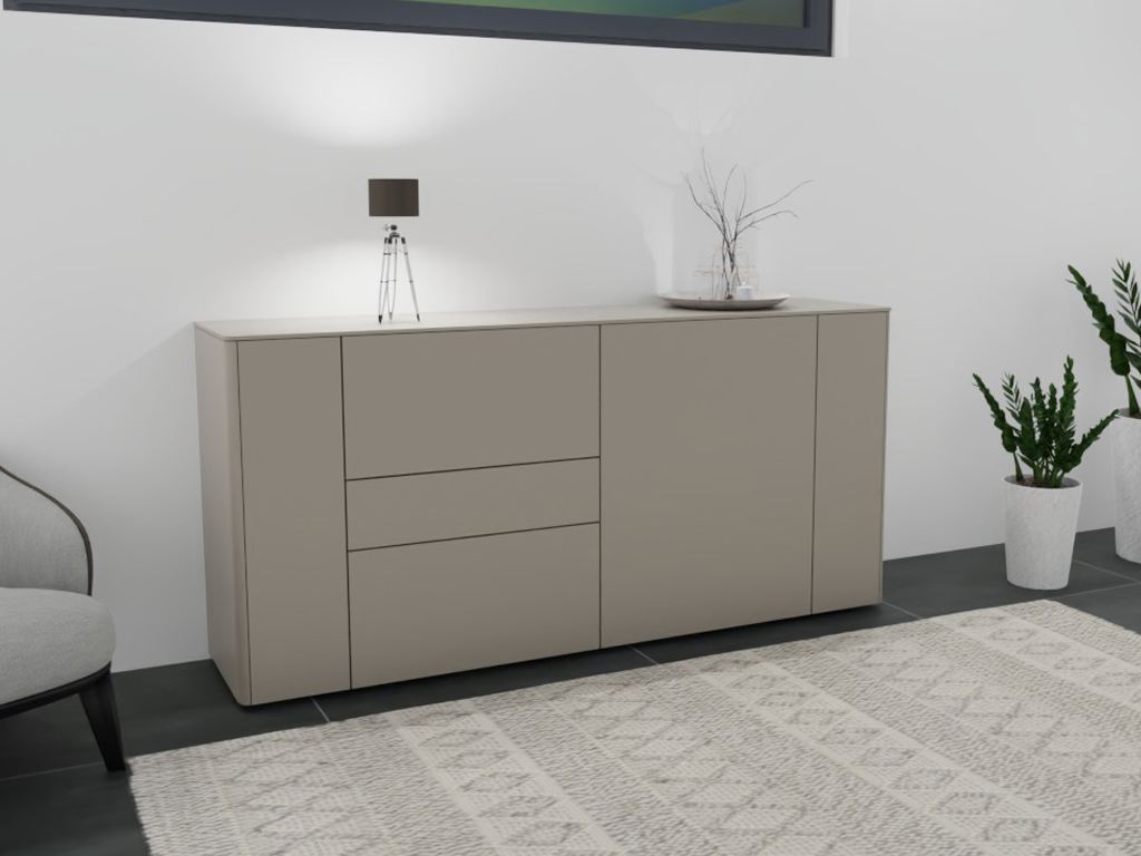 Graue Kommode mit Schubladen, Tischlampe und Dekorationen, umgeben von Pflanzen im modernen Wohnzimmer