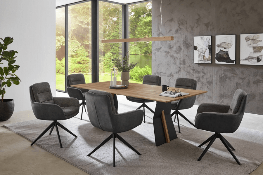 Esszimmer mit unteschiedlich farbenen Esszimmer Stühlen