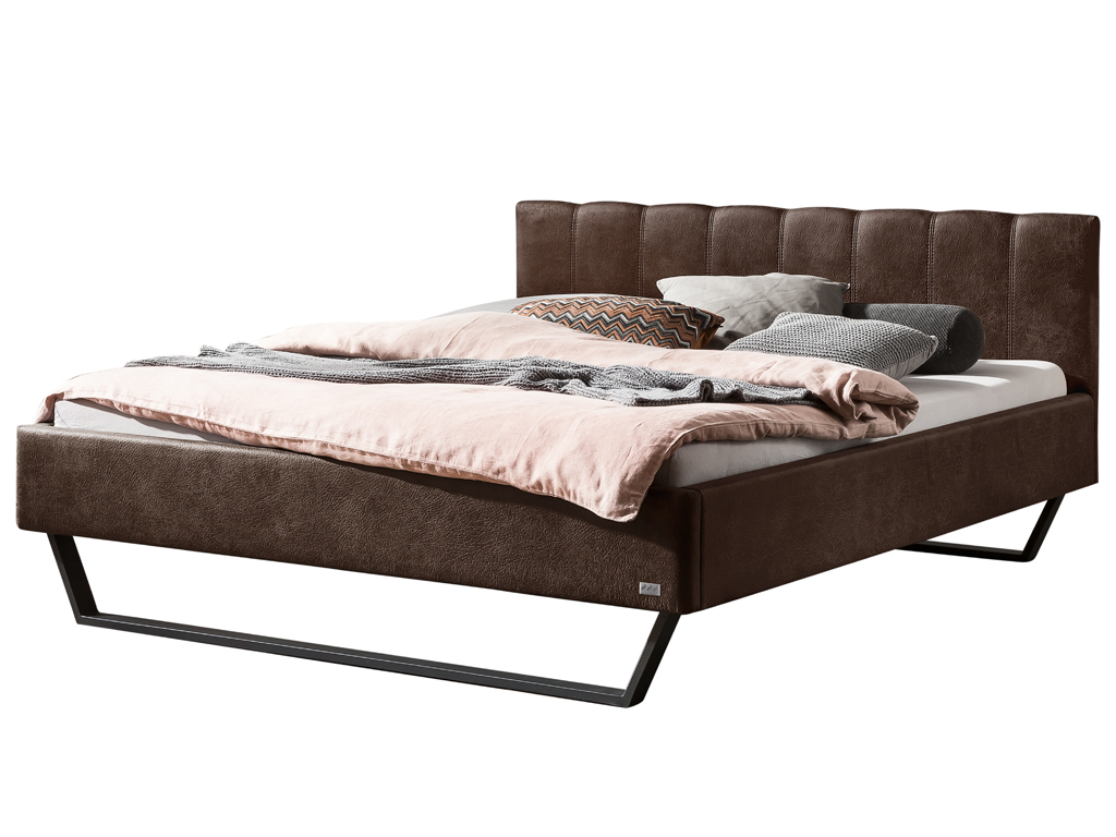 Ein freigestelltes Bett mit einem braunen Kunstlederbezug und einem strukturierten, gepolsterten Kopfteil sowie schwarzen Kufenfüßen.