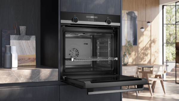 Siemens Einbau-Backofen HB537GES3 mit geöffneter Tür in einer modernen Küchenumgebung.