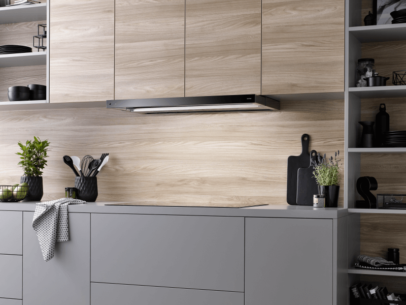 berbel - Einbauhaube Glassline BEH 60 GL / BEH 90 GL Küche mit Holzrückwand und Oberschränken und eingebautem Dunstabzug