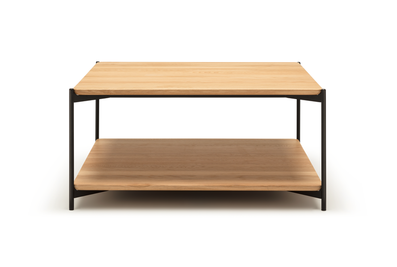 Ansicht eines modernen Couchtischs aus Holz mit schwarzem Metallrahmen und zwei Ebenen