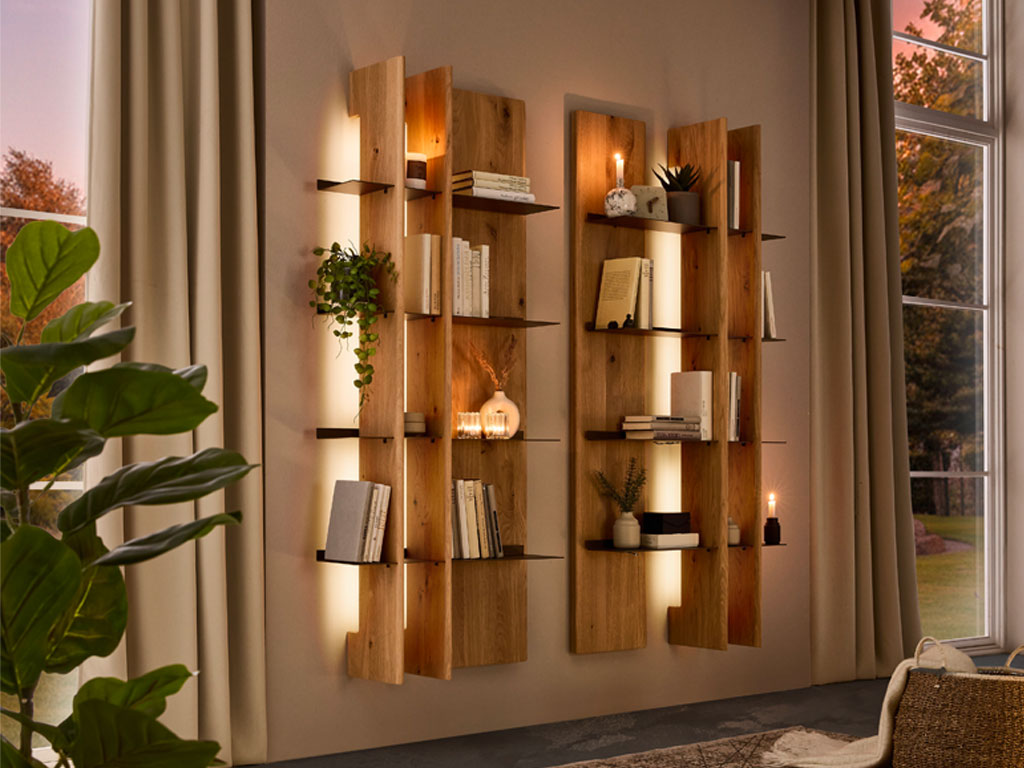 beleuchtete Regal aus Holz stilvoll dekoriert in einem modernen Raum