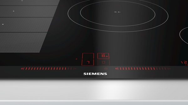 Detailansicht eines Siemens Induktionskochfelds mit rotem Touch-Slider und modernem Design