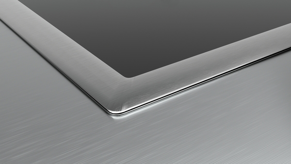 Nahaufnahme einer abgerundeten Kante aus Edelstahl eines modernen Geräts