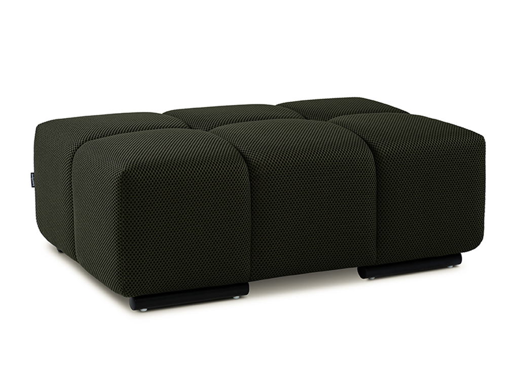 designwerk Temple - Megahocker Ein stilvoller, dunkelgrüner Stoffhocker mit quadratischem Design und abgerundeten Ecken auf dunklen Beinen.