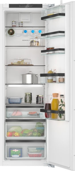 Siemens studioLine - Einbau-Kühlschrank iQ500 (177.5x56 cm) INKL. 5 JAHRE GARANTIE | KI81RSDD0 Ein offener Einbau-Kühlschrank mit Lebensmitteln wie Obst, Gemüse, Marmeladen, Getränken und Töpfen in den Regalen