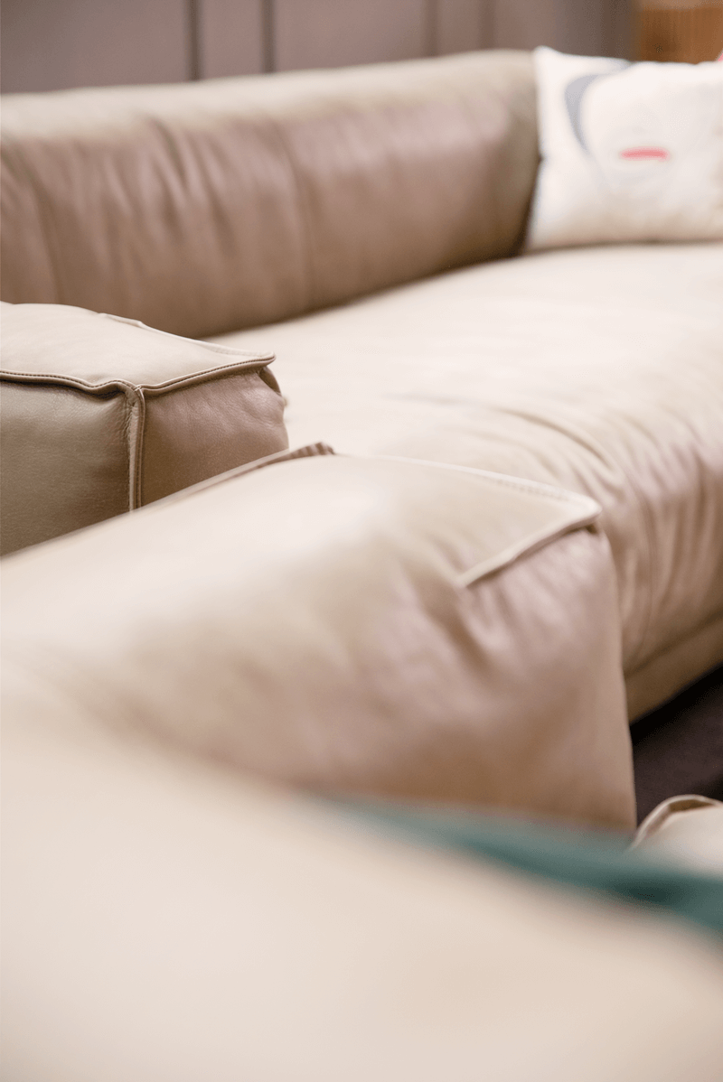 Komfortables beige Ledersofa in einem modernen Wohnambiente