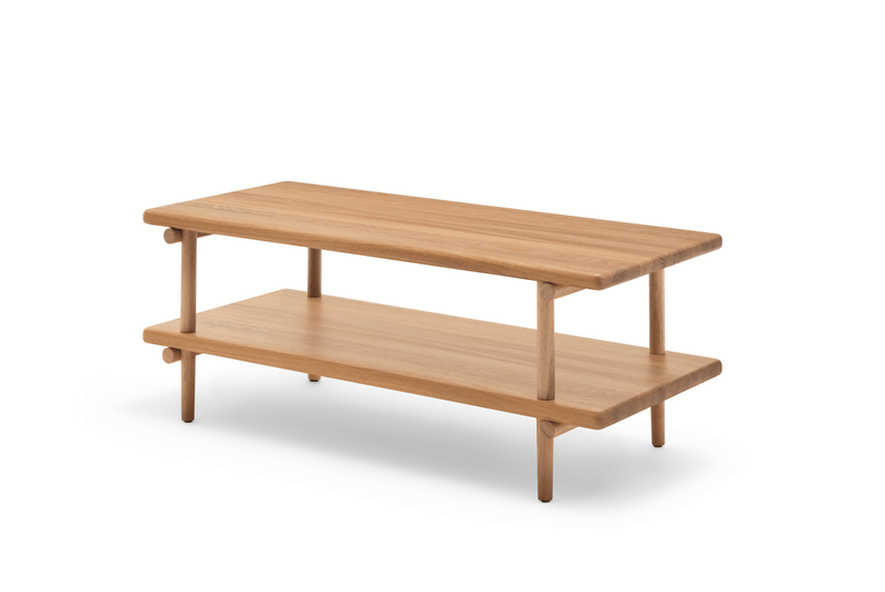Zweistufiger Couchtisch aus hellem Holz mit minimalistischem Design