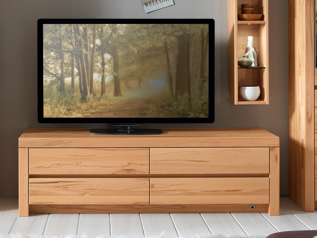 Wöstmann Soleo 3000 - Lowboard | Type 1755/1750 | B: 173,4 cm | konfigurierbar Ein moderner Fernseher steht auf einem stilvollen Holz-TV-Schrank. Der Fernseher zeigt ein Bild eines Waldweges, umgeben von Bäumen, was eine beruhigende Atmosphäre schafft.