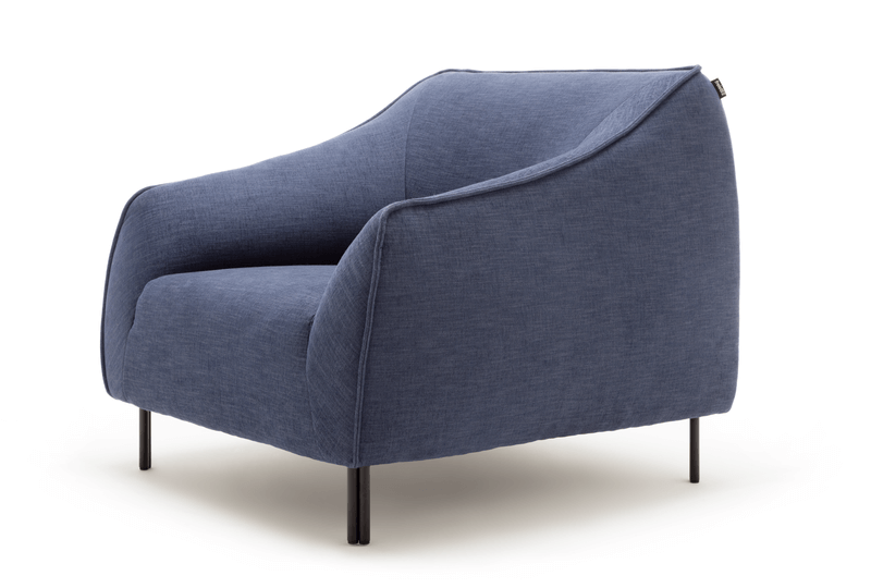 Blauer Sessel mit modernen Linien und schwarzen Metallbeinen