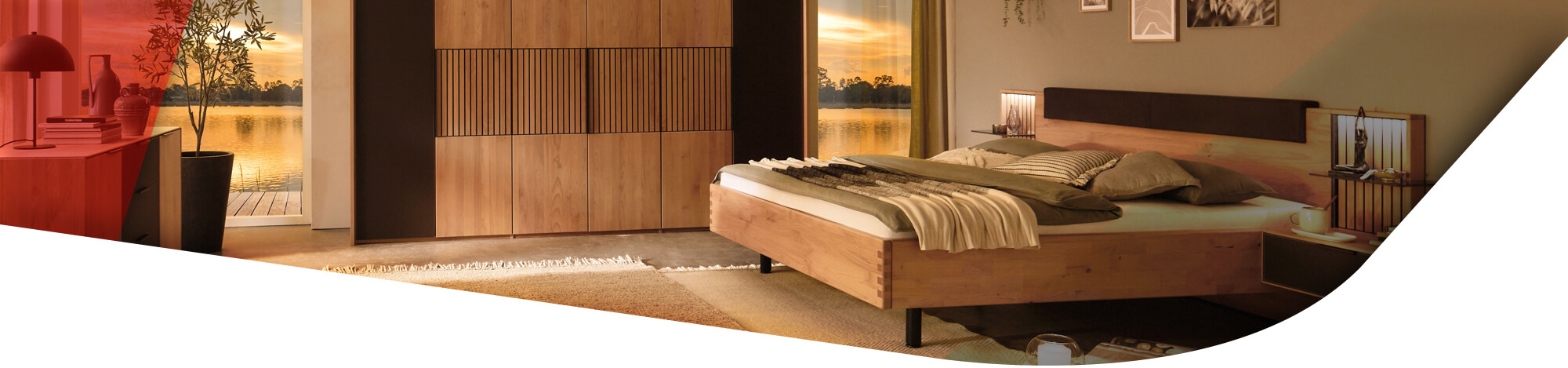 Schlafzimmer aus Massivholz mit Bett, Kleiderschrnak und Kommode