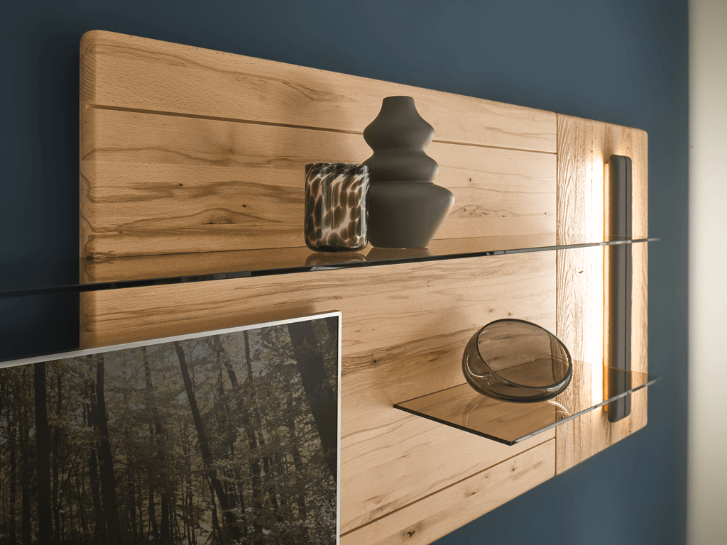 Ein stilvolles Wandregal aus Holz mit Glasböden, dekoriert mit Vasen und einer Glasschale vor einer blauen Wand.