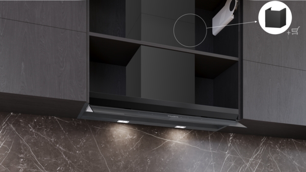 Eingebaute Siemens studioLine Dunstabzugshaube LJ99BET65 unter einem Oberschrank, mit einer schematischen Darstellung im oberen Regal, die zeigt, wie Zubehör oder die Filtereinheit in den Schrank integriert sind.