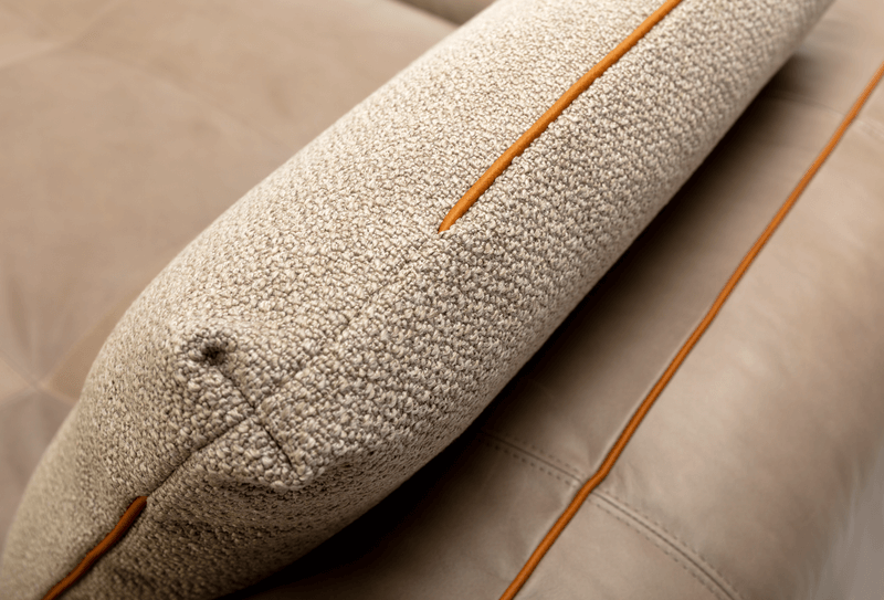 Stoff Rückenkissen mit orangener Kedernaht auf Ledercouch mit orangener Kedernaht