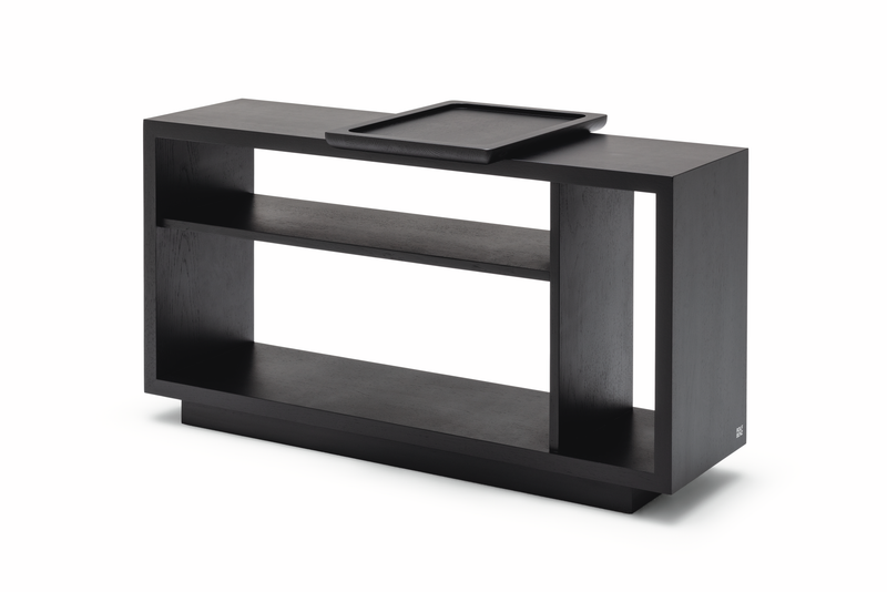 Rolf Benz 906 SINA - Regal inkl. Tablett | Eiche schwarz | 84 x 34 cm, Höhe 46 cm Schwarzes Holzregal mit durchgehendem Design, zwei Ablageflächen und einem Tablett auf der Oberseite