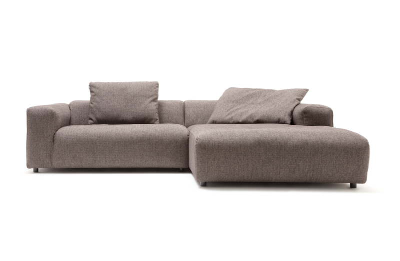 Bequemes, modernes Ecksofa in Braun mit großzügigem Sitzbereich und stilvollem Design.