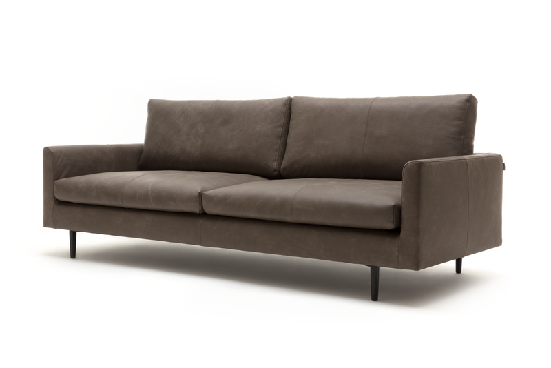 freistil Rolf Benz 134 - Sofabank | Leder braungrau 9225 | B: 222 cm Braunes Ledersofa in modernem Design mit geraden Linien auf weißem Hintergrund