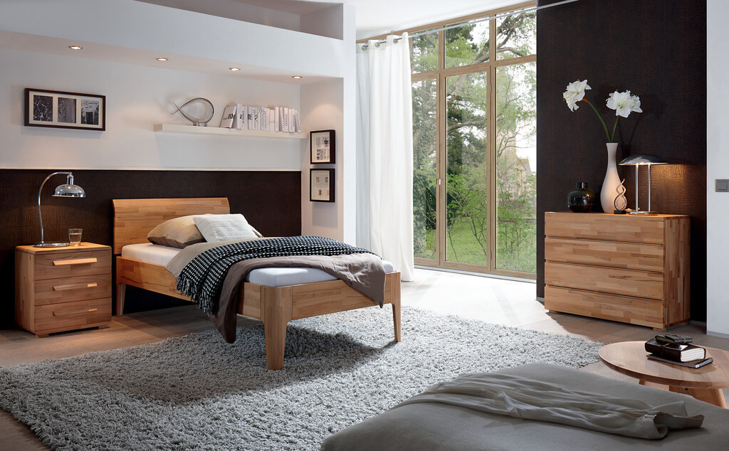 Schlafzimmer mit Holzbett, Nachtschrank und Kommode stilvolldekoriert in einem modernen Zimmer
