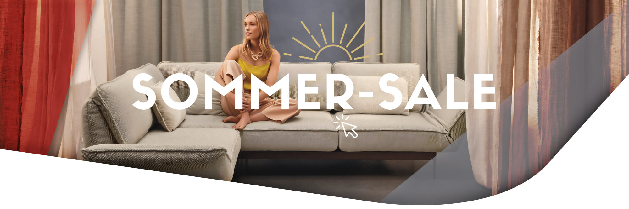 Frau sitzt auf einem hellgrauen Sofa mit der Schrift im Bild: "Sommer-Sale"