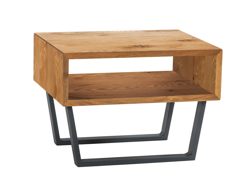 brauner Nachttisch auf schwarzen Kufen und in Form eines offenen Faches vor weißem Hintergrund Jose von Hasena