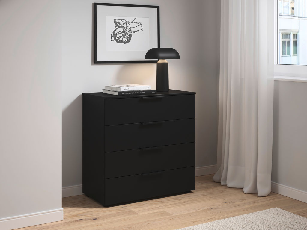 schwarze kommode mit vier schubkästen platziert in einem modernen zimmer stilvoll dekoriert