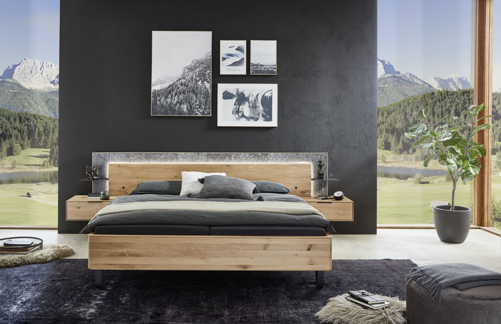 modernes Holzbett mit grauem beleuchtetem Akzent stilvoll dekoriert in einem modernen Raum