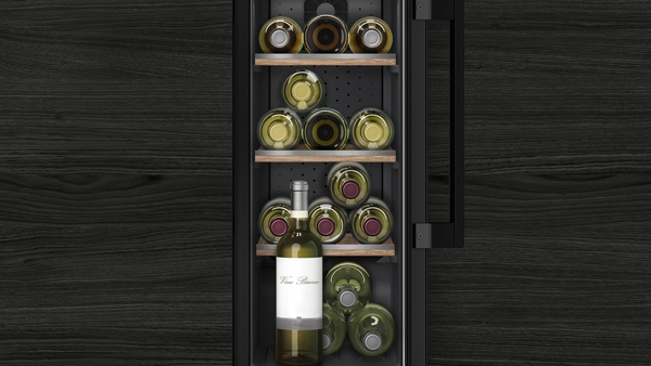 Ein eleganter Weinkühlschrank mit mehreren Flaschen Wein, vertikal angeordnet auf Holzregalen.