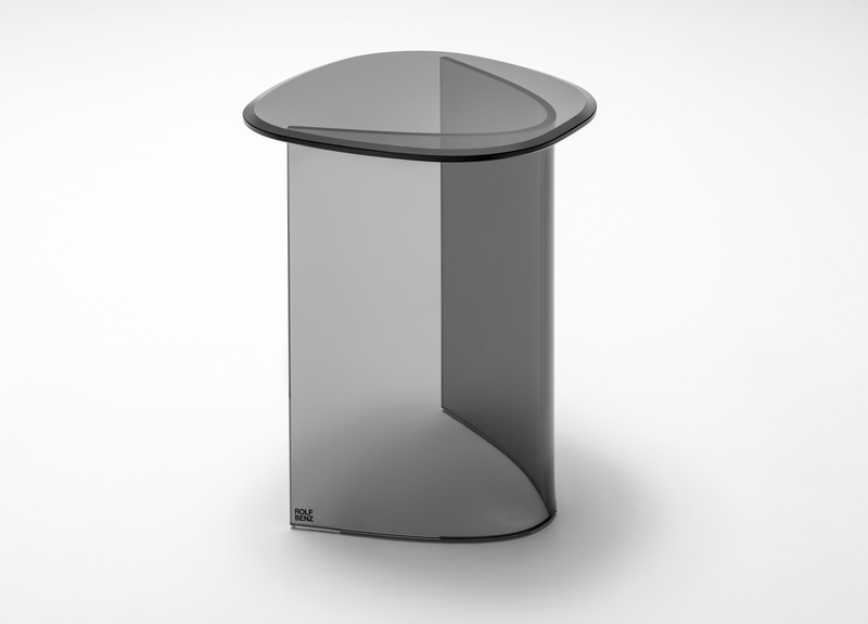 Rolf Benz 8890 ONNO - Couchtisch (Beistelltisch) | Parsolglas grau | 39 x 38 cm Eleganter Beistelltisch aus rauchigem Glas von Rolf Benz auf weißem Hintergrund