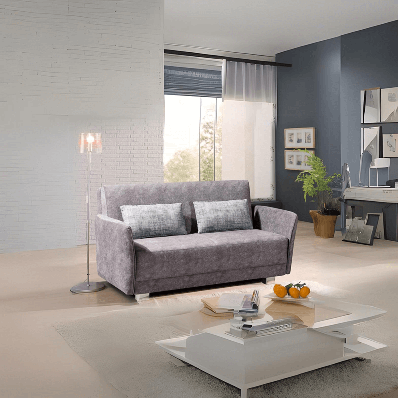 graues Sofa mit zwei grauen Kissen im Wohnzimmer mit Stehlampe