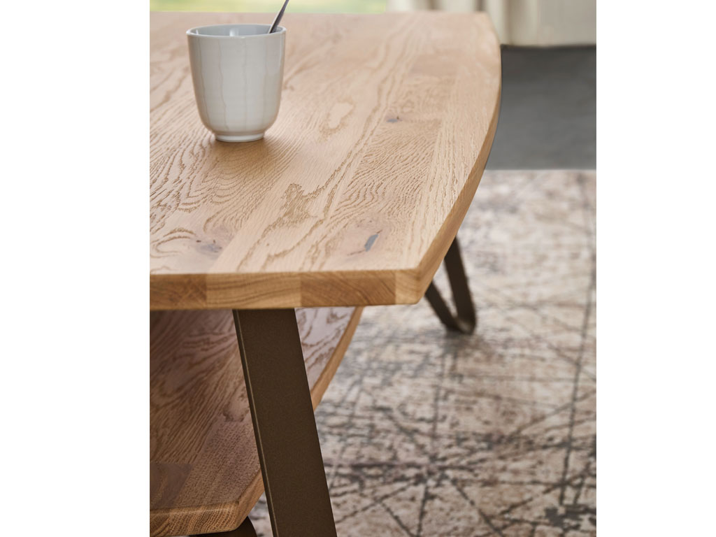 Detailaufnahme eines modernen Couchtisches aus Holz mit Metallgestell und einer Ablage stilvoll dekoriert in einem modernen Zimmer