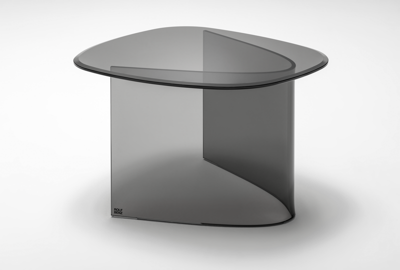 Rolf Benz 8890 ONNO - Couchtisch | Parsolglas grau | 53 x 58 cm Eleganter Couchtisch mit einer abgerundeten, getönten Glasplatte und stabiler Basis aus Glas für modernes Wohndesign