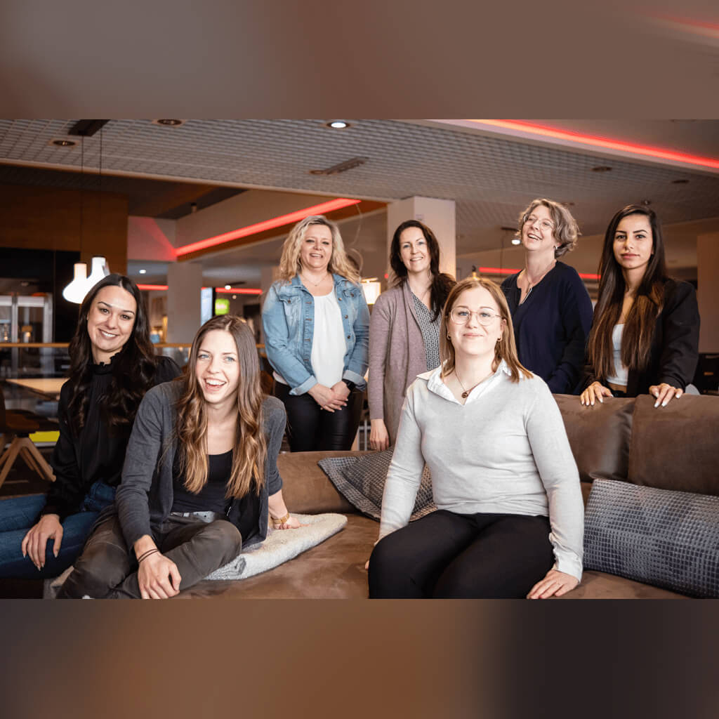 7 Frauen auf einer Couch