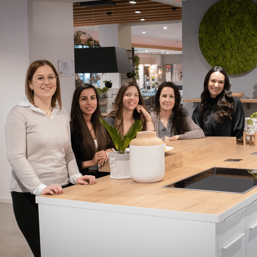 7 Frauen auf einer Couch