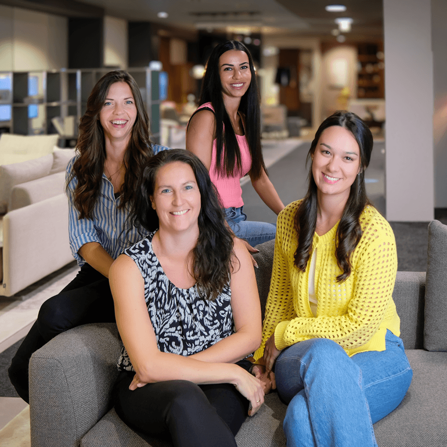 7 Frauen auf einer Couch