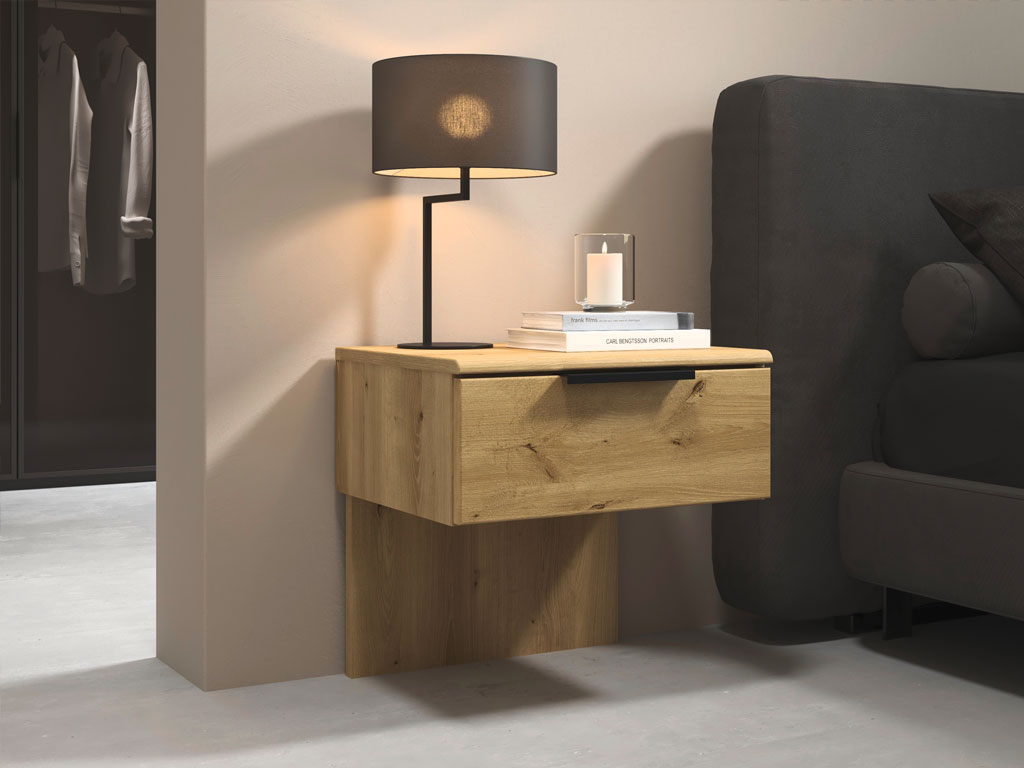 brauner Hängenachttisch mit einer Schublade und schwarzem Griff neben einem Bett stilvoll dekoriert in einem modernen zimmer