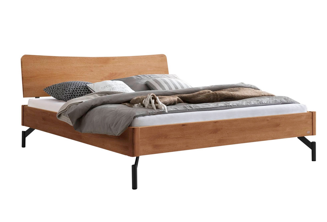 braunes holzbett mit holzkopfteil auf metallfüßen matratze und moderne bettwäsche hasena