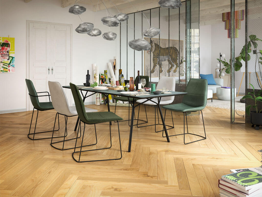 Helles und modernes Esszimmer mit hölzernem Boden, einem großen Esstisch und stilvollen Stühlen, umgeben von dekorativen Elementen und Pflanzen.