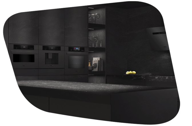 Eine elegant geplante Design-Küche in mattem Schwarz. Die Schrankwand beherbergt eine bündig integrierte Geräteserie bestehend aus Backofen, Kaffeevollautomat und Dampfgarer in mattschwarzer Optik.